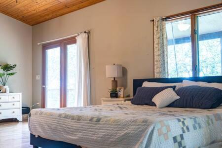 Cozy 2 Bedroom Cabin Nestled In Wooded Hideaway Monterey Bagian luar foto