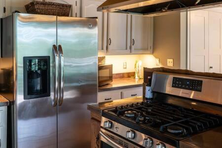 Cozy 2 Bedroom Cabin Nestled In Wooded Hideaway Monterey Bagian luar foto