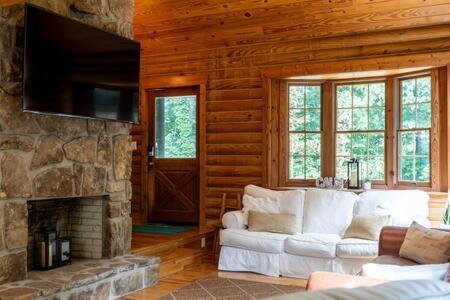 Cozy 2 Bedroom Cabin Nestled In Wooded Hideaway Monterey Bagian luar foto