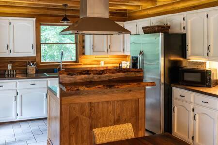 Cozy 2 Bedroom Cabin Nestled In Wooded Hideaway Monterey Bagian luar foto