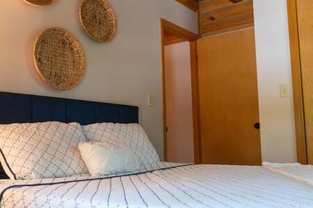 Cozy 2 Bedroom Cabin Nestled In Wooded Hideaway Monterey Bagian luar foto