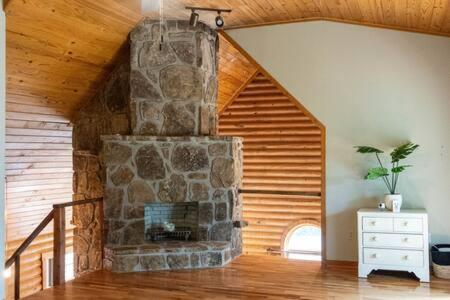 Cozy 2 Bedroom Cabin Nestled In Wooded Hideaway Monterey Bagian luar foto