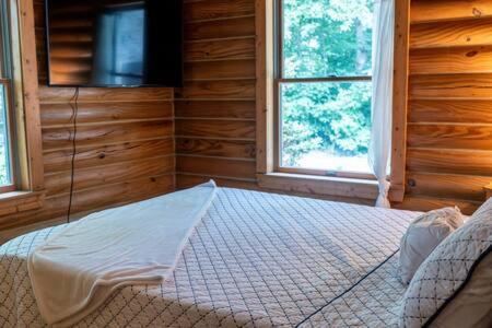 Cozy 2 Bedroom Cabin Nestled In Wooded Hideaway Monterey Bagian luar foto