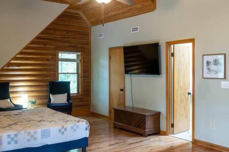 Cozy 2 Bedroom Cabin Nestled In Wooded Hideaway Monterey Bagian luar foto