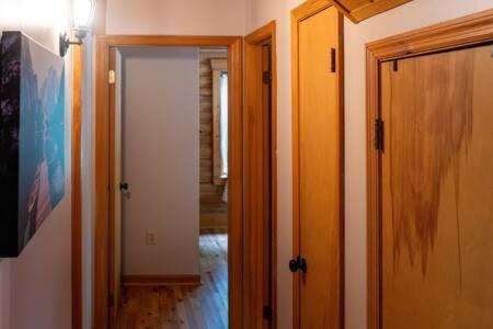 Cozy 2 Bedroom Cabin Nestled In Wooded Hideaway Monterey Bagian luar foto